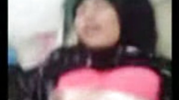 Stram solo teenager skønhed danser i hendes sexede trusser