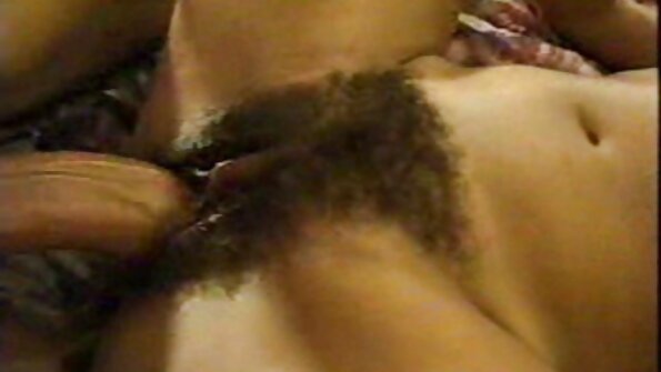 Rødhåret med naturlige bryster får en pik i sin stramme røv