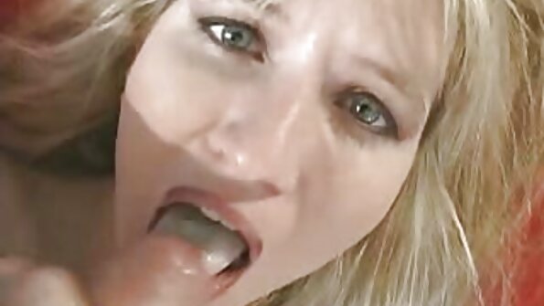 Pornofilm med blonde drømmekyllinger, der slikker og kommer