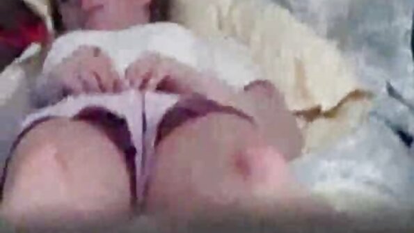 En brunette har sin kæreste ovre på sit værelse, og hun laver analt